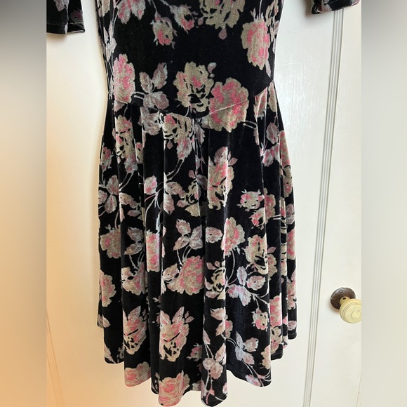 Kimchi Blue - Velvet Floral Short Sleeve Dress with Scoop Back - Picture 8 of 12